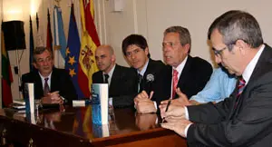  Rafael Estrella y Abal Medina junto a los coordinadores y editores presentan el libro en la sede de la Canciller&iacute;a espa&ntilde;ola.