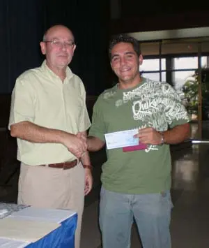  Rodr&iacute;guez Gonz&aacute;lez hace entrega de una beca a un joven residente en la ciudad jard&iacute;n de Venezuela, Maracay.
