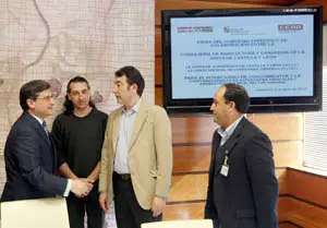 Momento previo a la firma de los acuerdos.