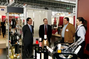 El director general de Comercio, Carlos Herrera, con bodegueros durante la feria alemana de Prowein.