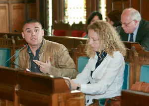  Noemí Martí, con el director de la Agencia Asturiana de Cooperación, Rafael Palacios, durante la presentación del Plan en la Junta General. 