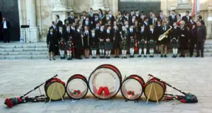  Un momento de la recepci&oacute;n a la banda de gaitas escocesa en el Centro Asturiano de Castell&oacute;n.