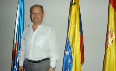  El presidente de la HGV con las tres banderas que lleva en su coraz&oacute;n: Venezuela, Espa&ntilde;a y Galicia.