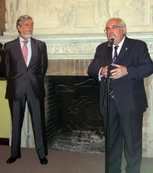 Areces, acompañado por Manuel Alabart, se dirige a los asistentes a la recepción en la residencia del embajador de España en México.