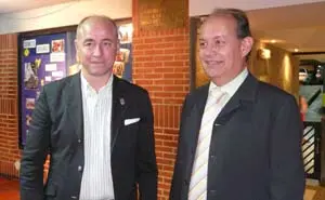  Santiago Camba, con el presidente de la Hermandad Gallega de Venezuela, Antonio Pi&ntilde;&oacute;n, durante su visita a Caracas, el pasado mes de octubre.