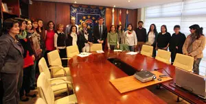  El responsable de Exteriores posa con los becarios de la Direcci&oacute;n Xeral. 