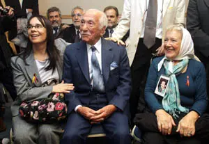  Dar&iacute;o Rivas, con una de las &lsquo;Abuelas de la Plaza de Mayo&rsquo; &ndash;a su izda.&ndash;.