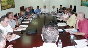  Los consejeros del CRE junto al c&oacute;nsul general, su adjunto, y el consejero de Trabajo e Inmigraci&oacute;n, durante el pleno celebrado el 20 de febrero de 2010 en la HGV.