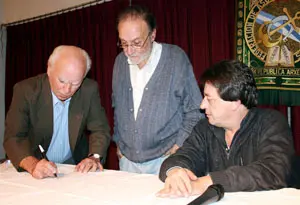 Francisco Lores –de pie– y Adonis Pampín firman el comunicado.
