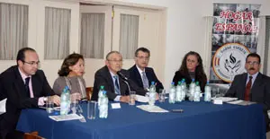  Mesa presidencial de la asamblea. 