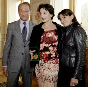  Luz Casal muestra la medalla, acompa&ntilde;ada por Bertrand Delano&euml; y Anne Hidalgo.