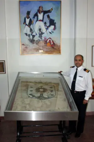 Horacio Vázquez, junto a la bandera restaurada del Tercio, que se expone en el museo de la Escuela Nacional de Náutica de Argentina. 