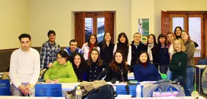 Jóvenes del máster en comunicación. En la fila de atrás, por la izquierda, Marianela, Patricia y Andrea.