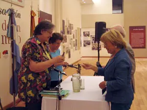 Las ponentes María Teresa Pochat y Laura de Luzuriaga recibieron un obsequio del Centro Burgalés.