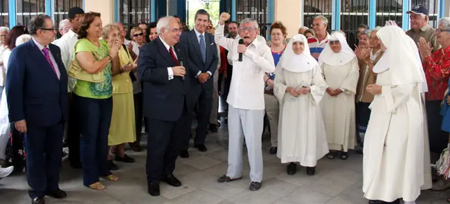  Areces, durante su visita al Hogar de Ancianos de Santovenia. 