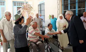  El presidente asturiano saludó a todos los ancianos de Santovenia.