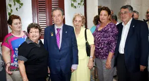  Regla Luisa Martínez impuso a Roberto Pérez la Medalla de Oro de la sociedad, en presencia de Teresa Ordiz y Manuel Fernández de la Cera.