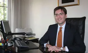  El c&oacute;nsul general de Espa&ntilde;a en C&oacute;rdoba, en su despacho. 