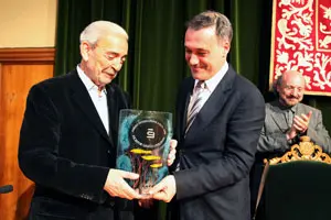  El conselleiro de Cultura, Roberto Varela, hace entrega del premio a Gelman, la pasada semana en Santiago.