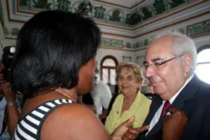 La presidenta del Gobierno del Cerro le impone el Sello de la ciudad a Areces.