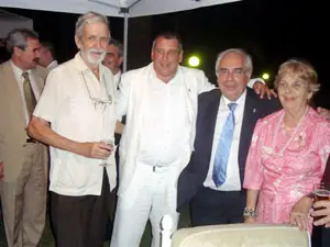  Areces se fotografió con la ‘familia asturiana’ en Cuba durante la recepción ofrecida por el embajador.