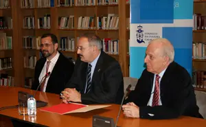 Villares (c), con el secretario del Consello, Henrique Monteagudo &ndash;izda.&ndash; y D&iacute;az-Fierros, de la secci&oacute;n de Ciencia, Tecnolox&iacute;a e Sociedade del organismo.