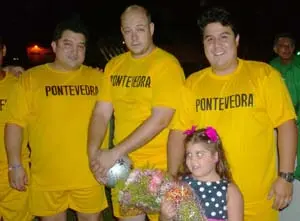 Parte de los integrantes del equipo Pontevedra, con su simp&aacute;tica madrina. 