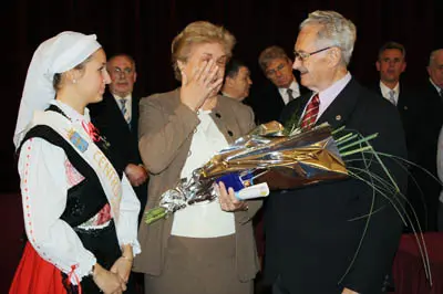 Nespral entrega, junto a la reina, uno de los galardones.