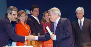  Ricardo Villares saluda al vicepresidente del Cabildo de Gran Canaria, Rom&aacute;n Rodr&iacute;guez, y al resto de la mesa tras recibir el galard&oacute;n de manos del presidente del Cabildo, Jos&eacute; Miguel P&eacute;rez.