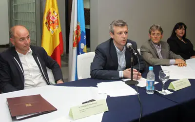  Alfonso Rueda, durante sus palabras en la HGV, con Santiago Camba; Jos&eacute; Casas, secretario general de la HGV; y Mar&iacute;a Estrella Salgado, presidenta de la Feded.