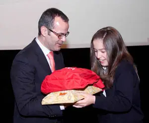  Xes&uacute;s V&aacute;zquez entrega los regalos a una de las premiadas. 
