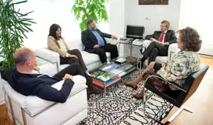 Rueda y Camba –de espaldas– con la intendenta de Montevideo y la cónsul de Uruguay en Galicia.