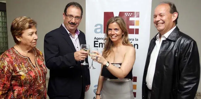  Victoria Crist&oacute;bal brinda con Javier Grande, gestor del futuro Centro Madrile&ntilde;o, en presencia de Antonio Pi&ntilde;&oacute;n y la madre de &eacute;ste, de origen madrile&ntilde;o.