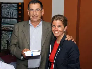 Victoria Cristóbal recibe un presente del presidente de la Hermandad Gallega de Valencia, Francisco Rey Rodríguez.
