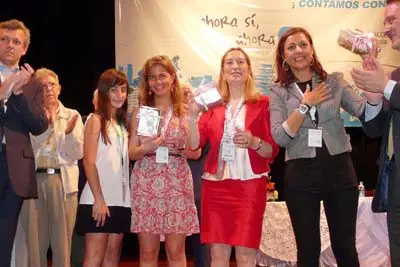 Victoria Cristóbal, Ana Pastor y Cristina Tavío fueron obsequiadas con una orquídea.