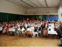  El público abarrotó la sala donde se celebró la jornada festiva.