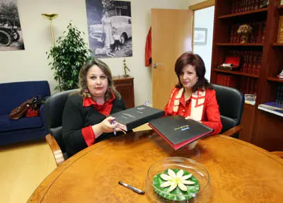  Pilar Pin &ndash;dcha.&ndash; y Juana Mar&iacute;a S&aacute;nchez, en el acto de la firma.