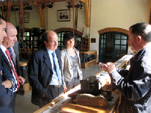  Antonio S&aacute;nchez Bustamante &ndash;centro&ndash;, director general de Comercio e Inversiones, durante una visita a una empresa. 