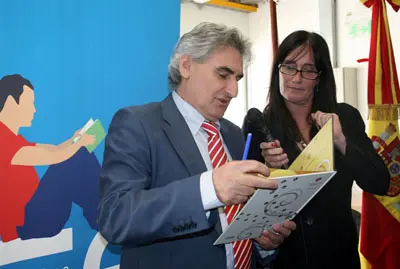   Francisco L&oacute;pez lee la dedicatoria que le puso en un libro infantil autor&iacute;a de Alejandra Ram&iacute;rez, a la dcha.