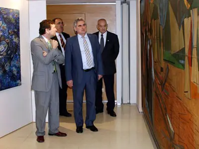 Francisco López visita el mural de Seoane, en el Centro Galicia de Buenos Aires.