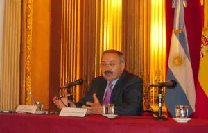  Ram&oacute;n Villares en un momento de la conferencia. 