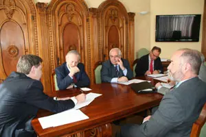  De izda. a dcha., Enrico Giovanini; Giovanni Barbieri (asesor del Instituto de Estadística); Vicente Álvarez Areces; el director de la Casa de Asturias en Bruselas, Javier Velasco; y Lucio Gusseti.