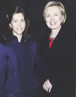  Diana Villarnovo, junto a su jefa, Hillary Clinton.