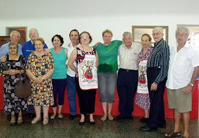 Algunos de los participantes en la fabada benéfica.
