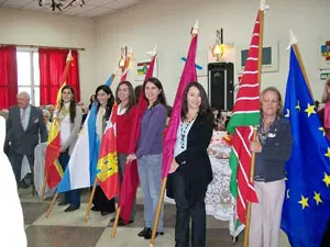 Los abanderados portan las banderas de Argentina, España, Castilla y León, así como las banderas provinciales de la entidad.