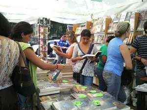  Un p&uacute;blico variopinto observa los libros expuesto en uno de los ventorrillos de la Feria del Libro de Chacao 2010.
