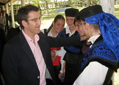  Feij&oacute;o tambi&eacute;n comparti&oacute; con j&oacute;venes componentes del cuadro art&iacute;stico.