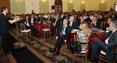 El presidente de la Xunta se dirige a los empresarios en la comida que compartió con ellos.
