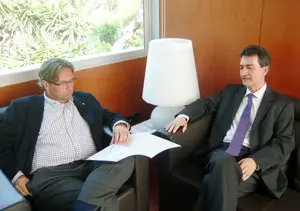  Xavier Tudela hace entrega a Ernest Benach de la petici&oacute;n en favor del derecho de voto para los residentes en el exterior.