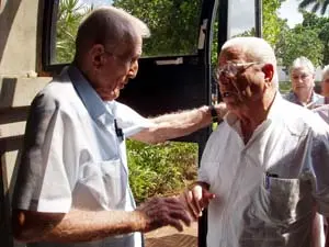  Jos&eacute; Ram&oacute;n Fern&aacute;ndez y Carmelo Gonz&aacute;lez, cuando firmaron la proclama para que el idioma espa&ntilde;ol sea admitido en los Juegos Ol&iacute;mpicos.